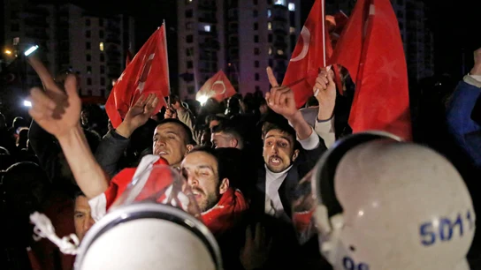 Manifestación ante la Embajada de Holanda en Turquía Manifestación ante la Embajada de Holanda en Turquía
