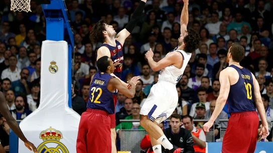 Sergio Llull lanza a canasta ante la defensa de Ante Tomic Sergio Llull lanza a canasta ante la defensa de Ante Tomic