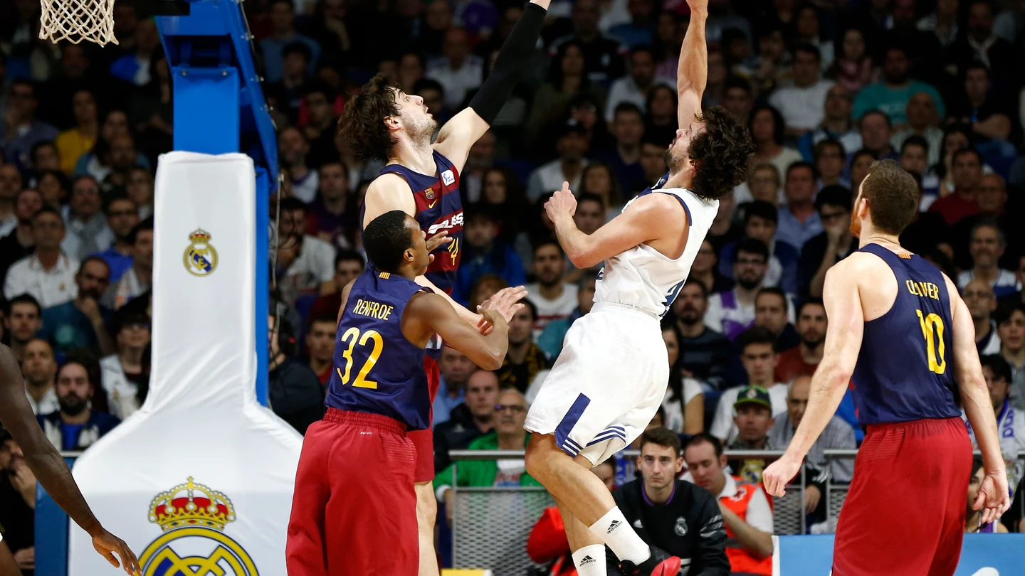Sergio Llull lanza a canasta ante la defensa de Ante Tomic Sergio Llull lanza a canasta ante la defensa de Ante Tomic
