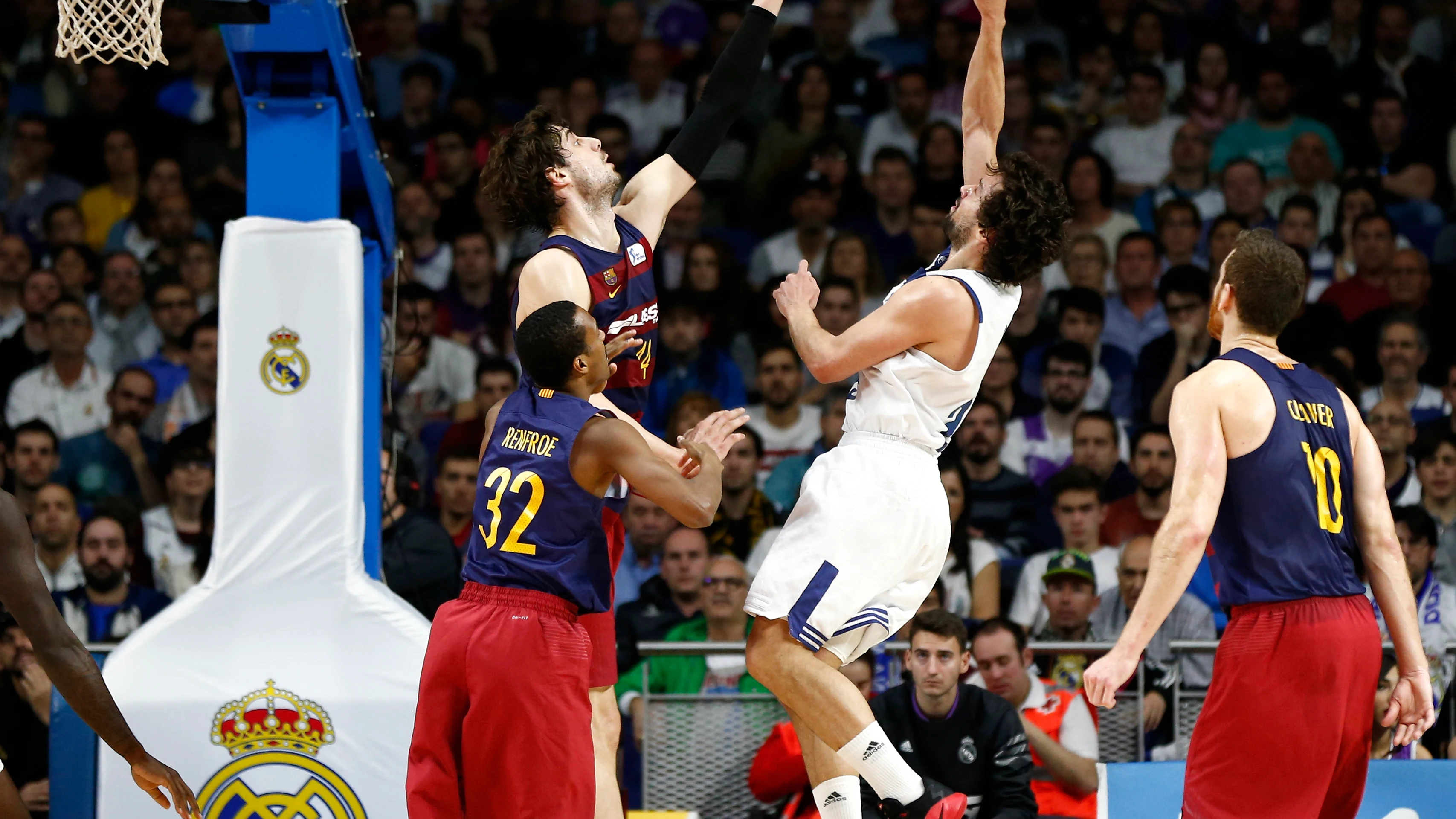 Sergio Llull lanza a canasta ante la defensa de Ante Tomic