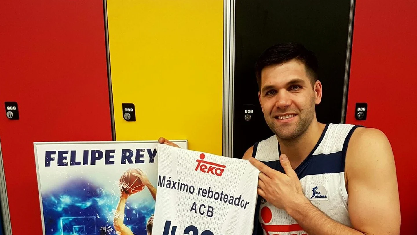 Felipe Reyes, con su camiseta conmemorativa de máximo reboteador en la ACB Felipe Reyes, con su camiseta conmemorativa de máximo reboteador en la ACB