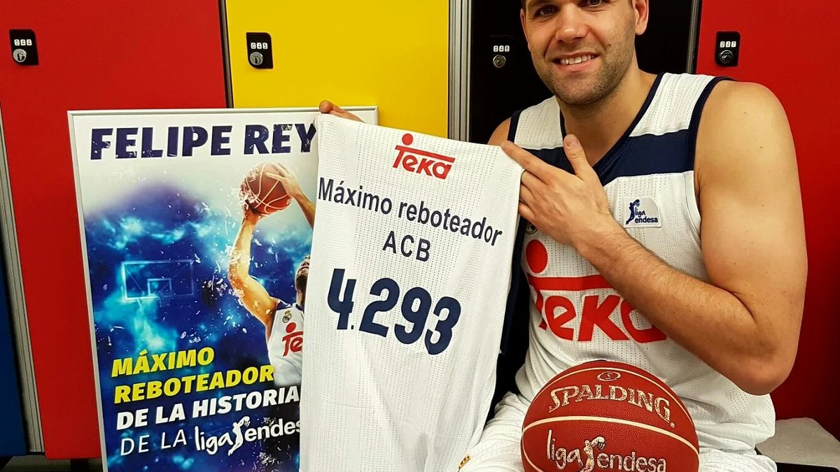 Felipe Reyes, con su camiseta conmemorativa de máximo reboteador en la ACB