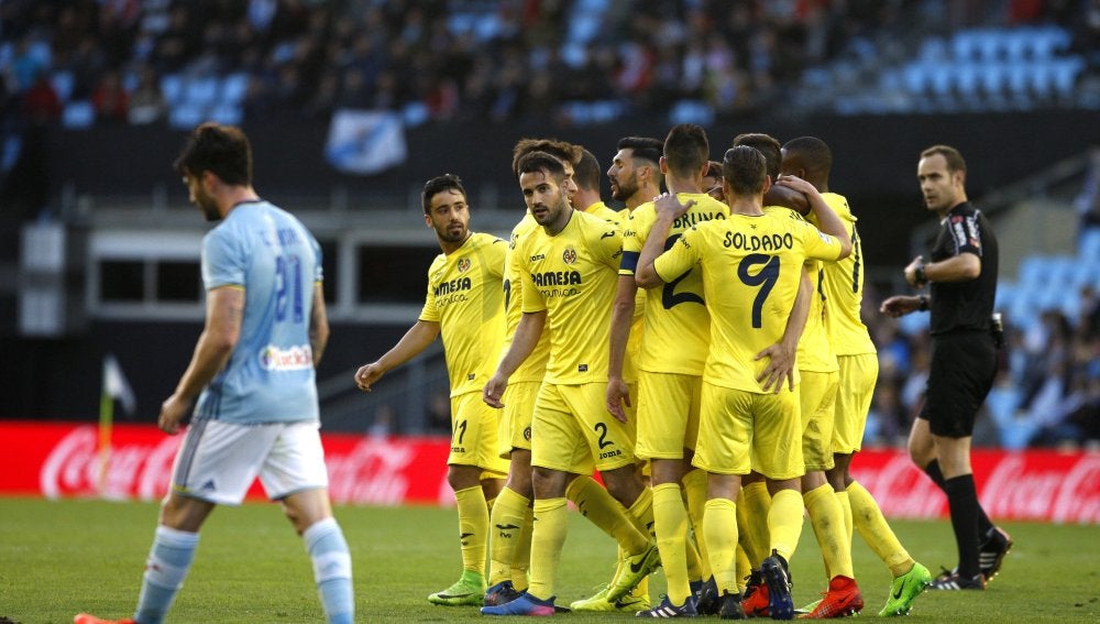 Los jugadores del Villarreal celebran el gol de Soldado contra el Celta