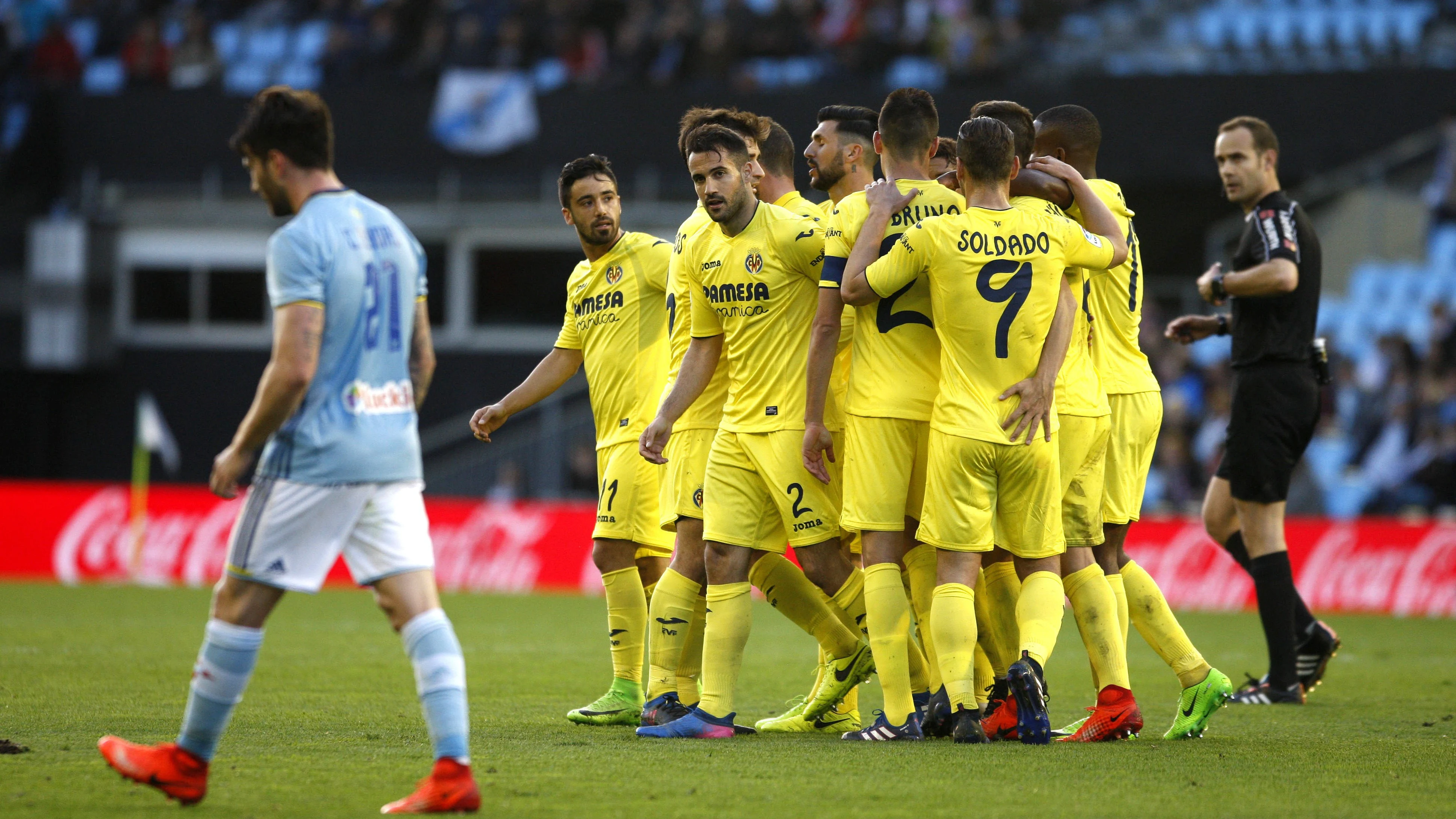 Los jugadores del Villarreal celebran el gol de Soldado contra el Celta