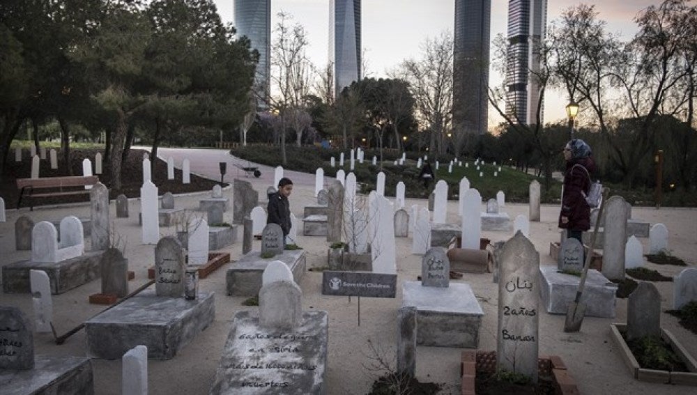 Save the Children imagina un 'cementerio infinito' en Madrid por los 16.000 niños muertos en la guerra de Siria.