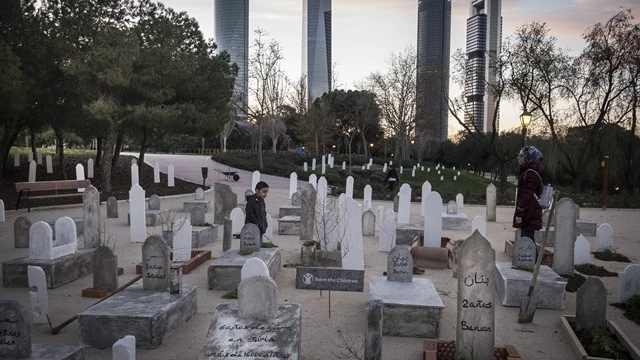 Save the Children imagina un 'cementerio infinito' en Madrid por los 16.000 niños muertos en la guerra de Siria.