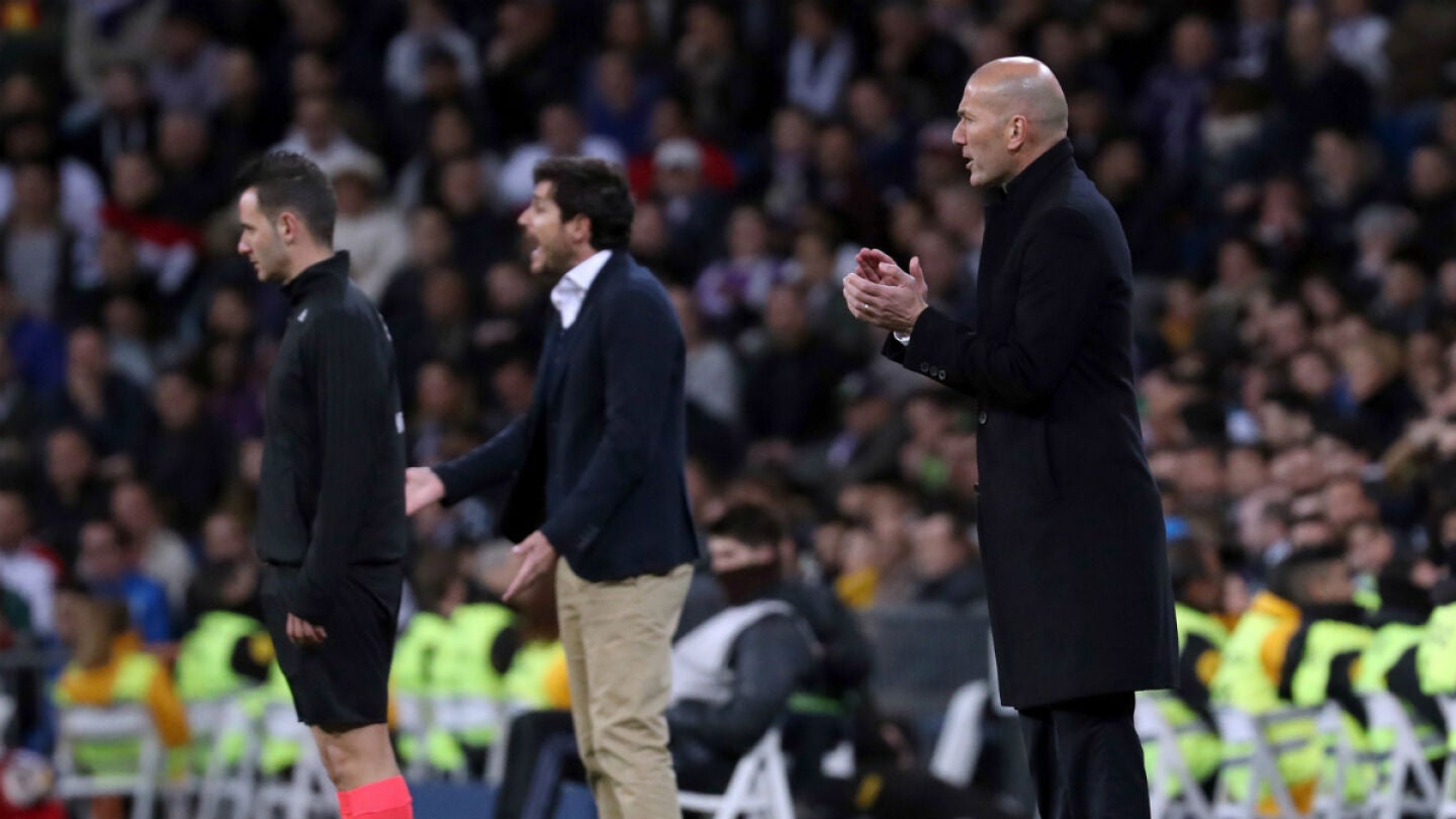Zidane da &oacute;rdenes en banda