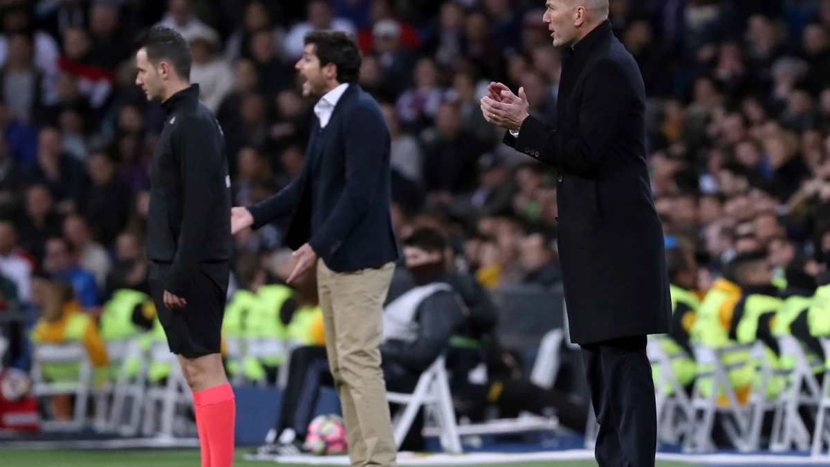 Zidane da órdenes en banda Zidane da órdenes en banda