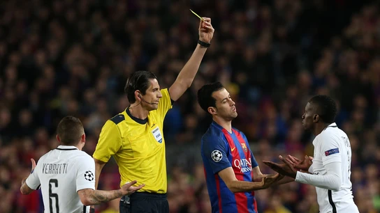 Aytekin muestra una tarjeta amarilla durante el Barcelona - PSG Aytekin muestra una tarjeta amarilla durante el Barcelona - PSG