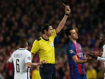 Aytekin muestra una tarjeta amarilla durante el Barcelona - PSG Aytekin muestra una tarjeta amarilla durante el Barcelona - PSG