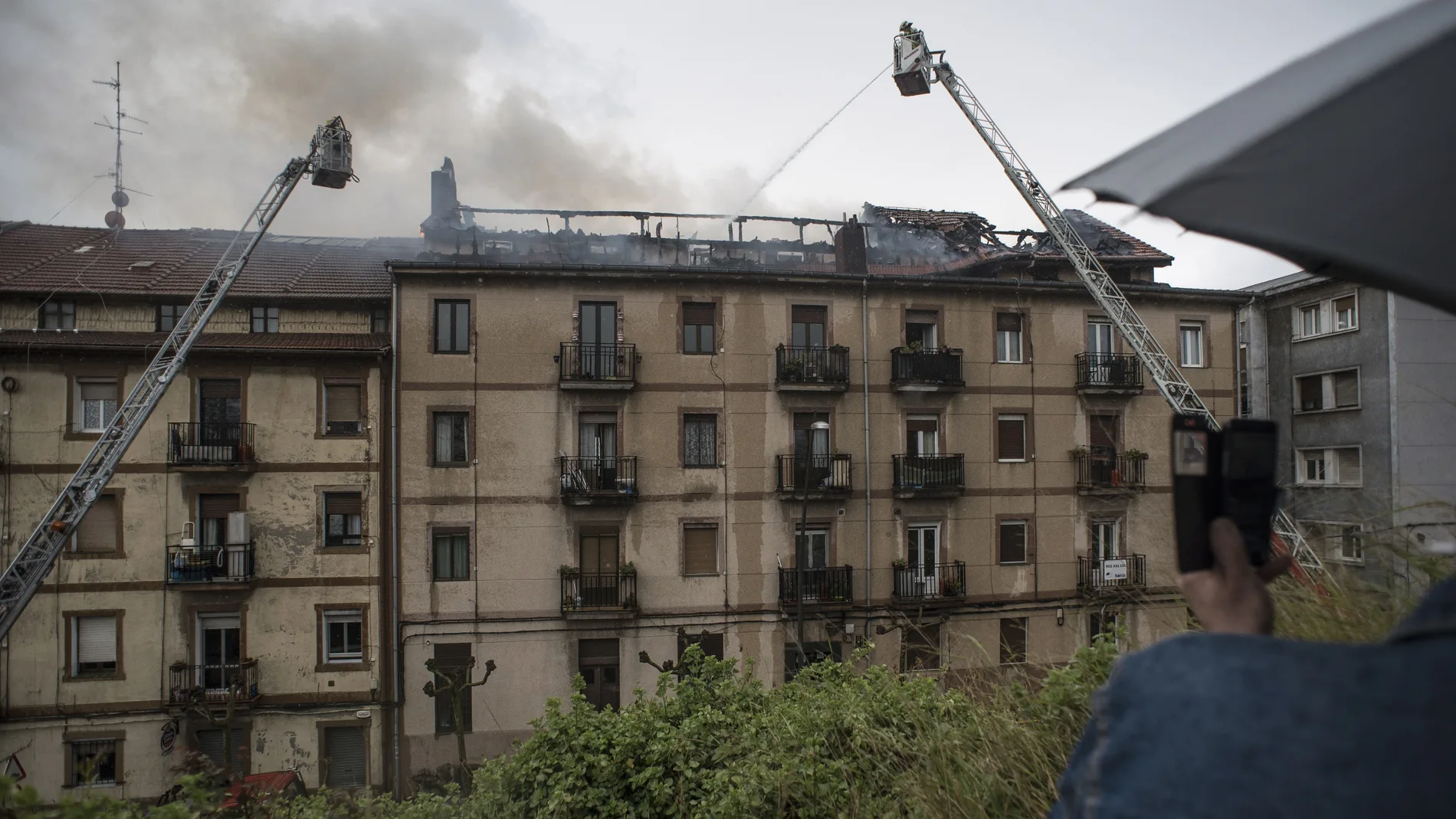 Desalojan a 60 vecinos en el municipio vizcaíno de Sestao por un aparatoso incendio