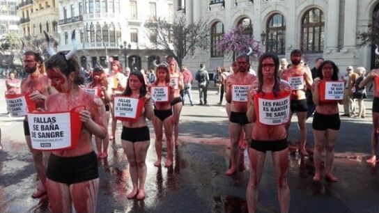 Una veintena de antitaurinos se ba&ntilde;an semidesnudos en sangre para reivindicar que las Fallas "no son excusa para maltratar a nadie"