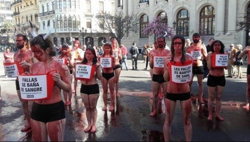 Una veintena de antitaurinos se bañan semidesnudos en sangre para reivindicar que las Fallas "no son excusa para maltratar a nadie"