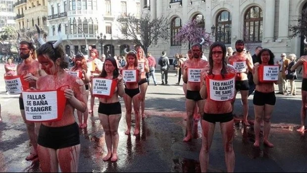 Una veintena de antitaurinos se bañan semidesnudos en sangre para reivindicar que las Fallas "no son excusa para maltratar a nadie"