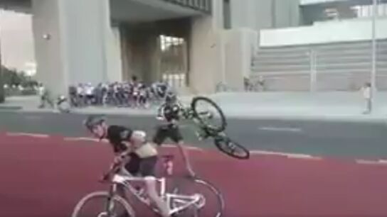 Los ciclistas intentan mantener sus bicicletas en su sitio