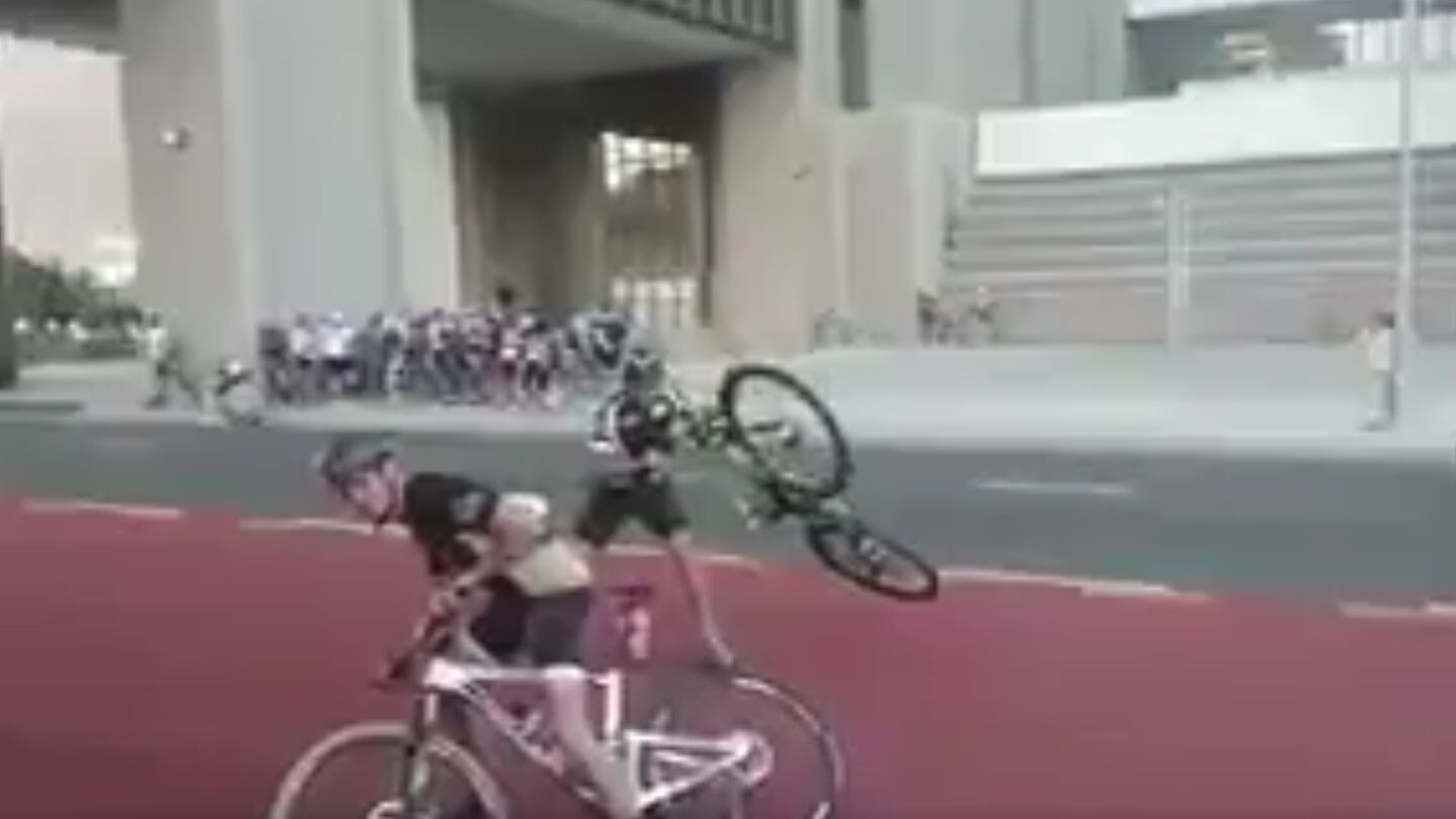Los ciclistas intentan mantener sus bicicletas en su sitio