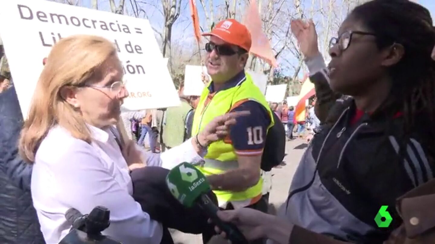 Mujer en la manifestaci&oacute;n de Hazte O&iacute;r