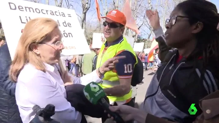 Mujer en la manifestación de Hazte Oír