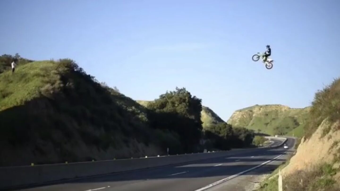 Kyle Katsandris saltando sobre la autopista