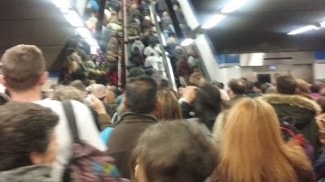 Los usuarios de Metro Madrid se agolpan en las estaciones de la Línea 6