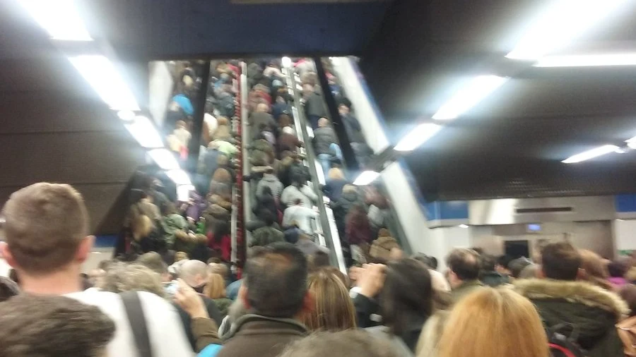 Los usuarios de Metro Madrid se agolpan en las estaciones de la Línea 6