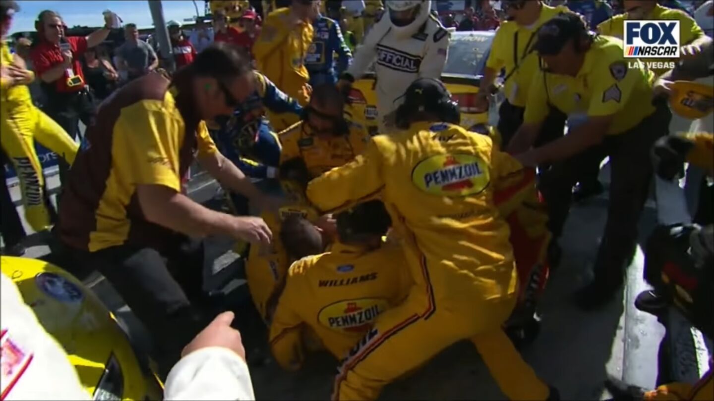 Kyle Busch y Joey Logano pele&aacute;ndose en el boxes