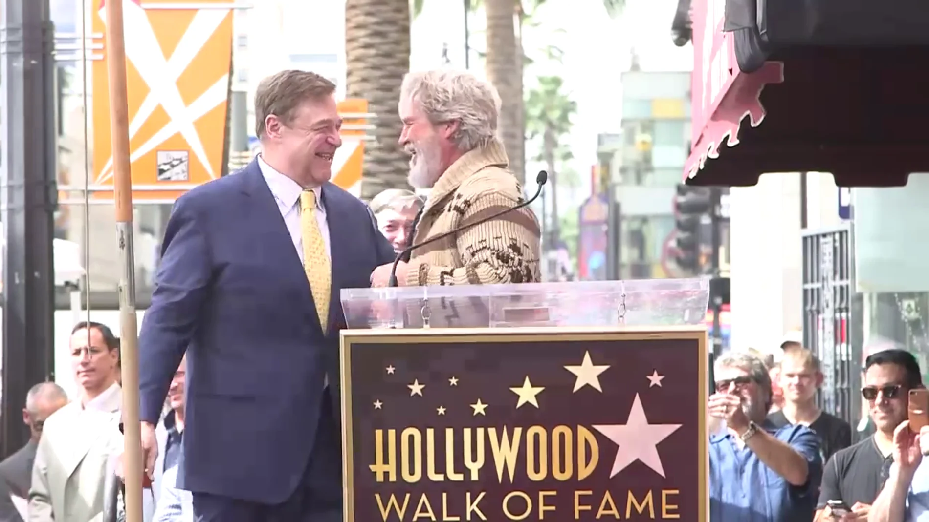 Jeff Bridges homenajea a John Goodman resucitando a 'El Nota' de 'El gran Lebowski'