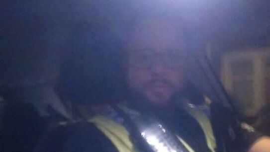 Una pareja de polic&iacute;a consigue la direcci&oacute;n de un joven borracho gracias al grupo de facebook de sus amigos 