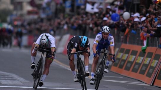 Michal Kwiatkowski se impone en el sprint a Sagan y Julian Alaphilippe
