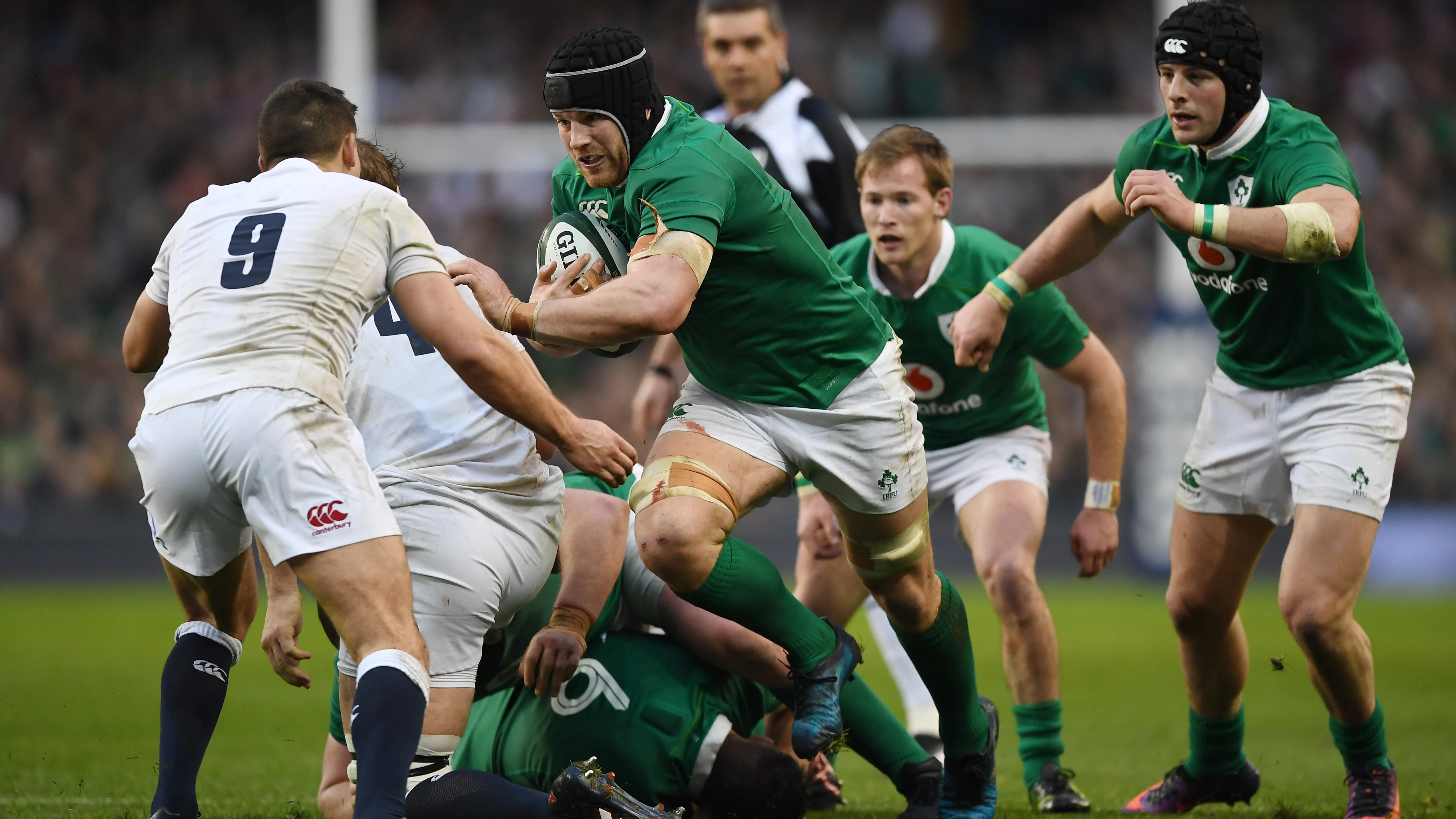 Sean O'Brien carga contra Ben Youngs