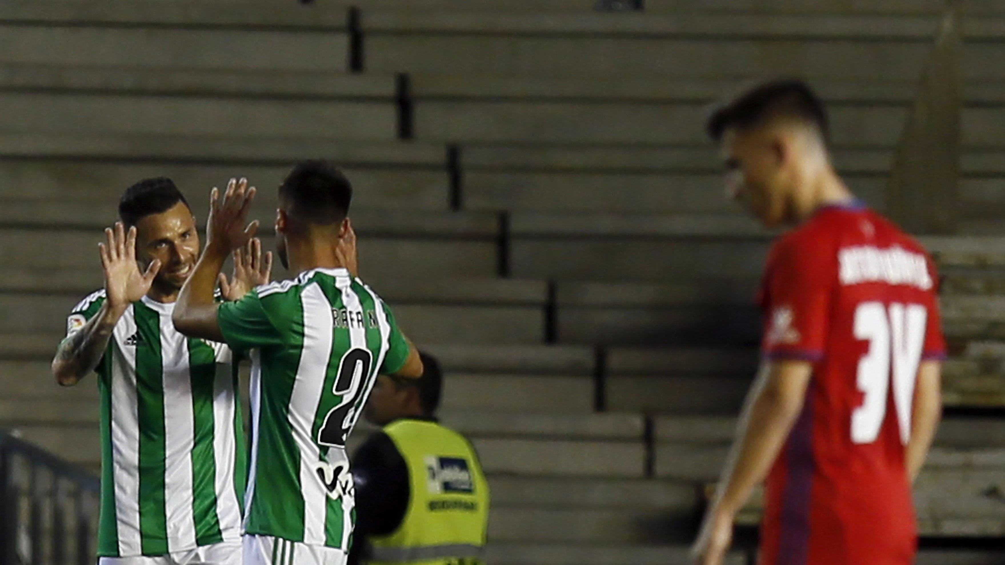 Rubén Castro celebra el 2-0 ante Osasuna