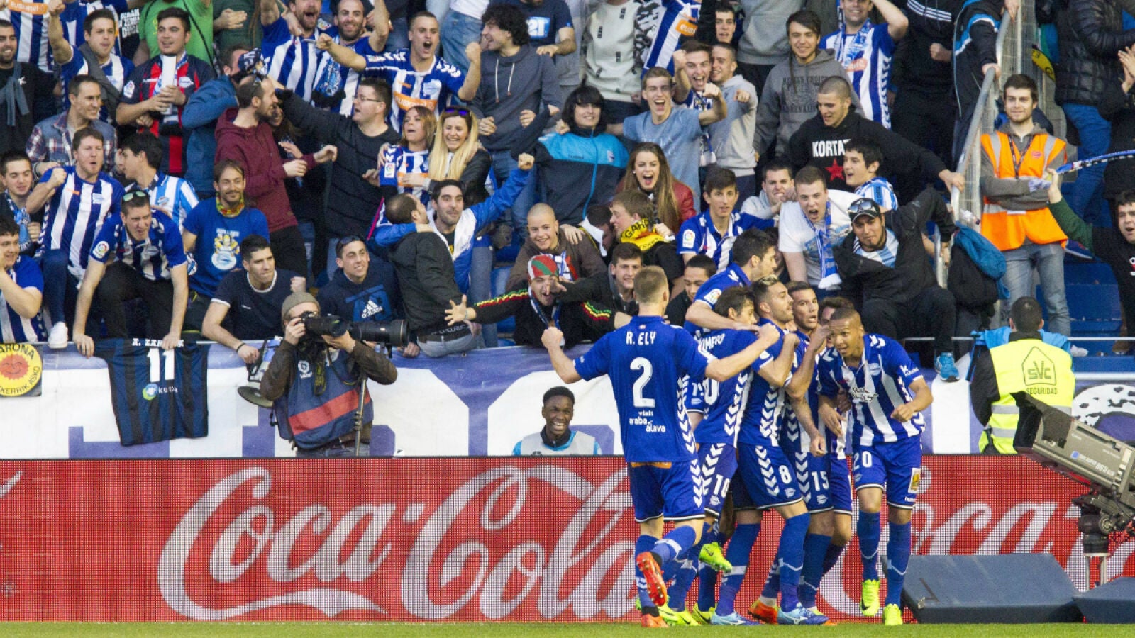 Los jugadores del Alav&eacute;s celebran un gol