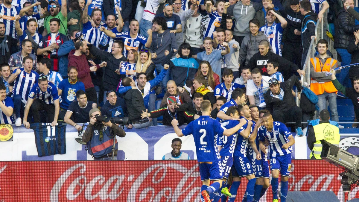 Los jugadores del Alavés celebran un gol