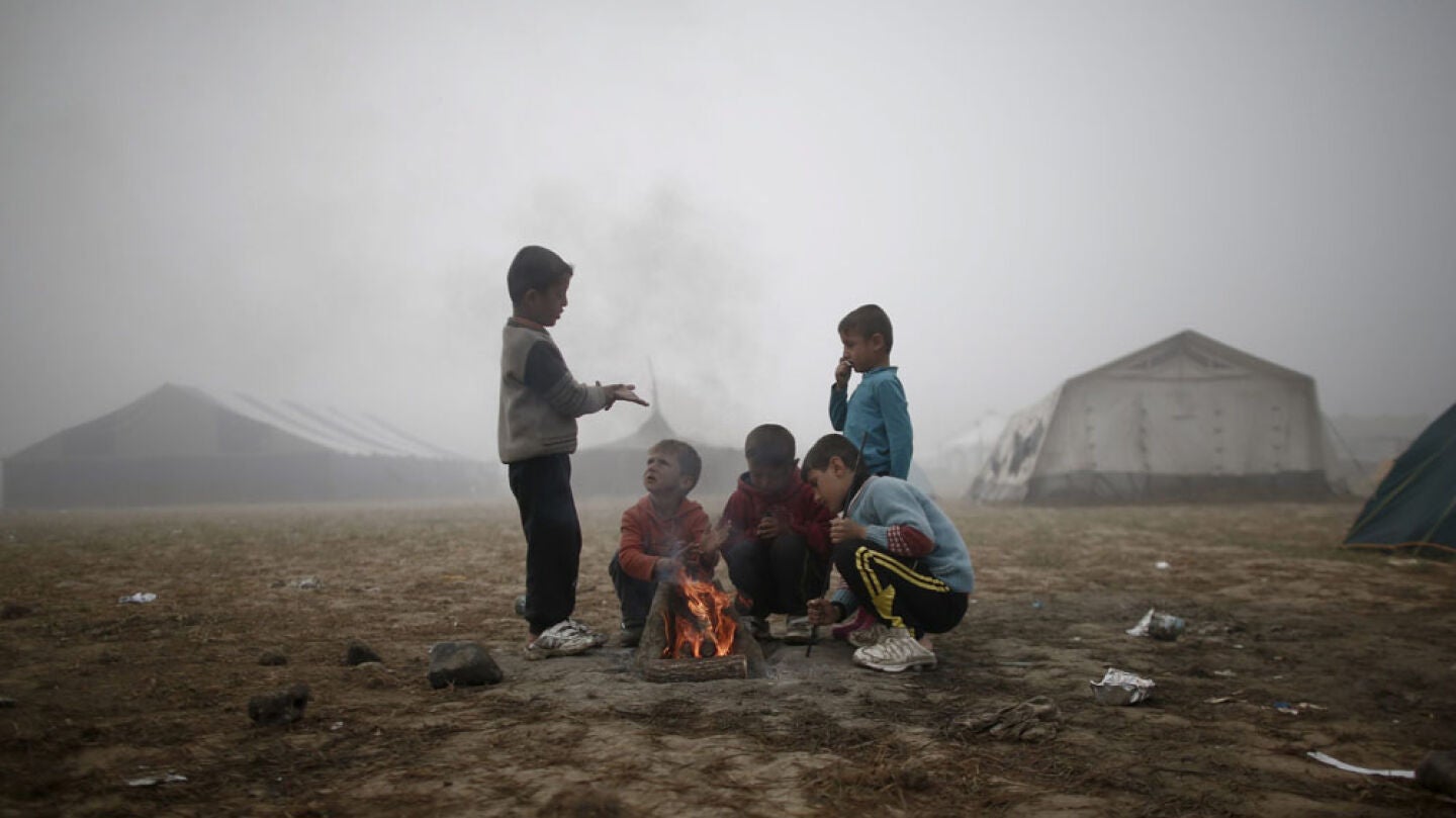 Varios ni&ntilde;os en un campo de refugiados