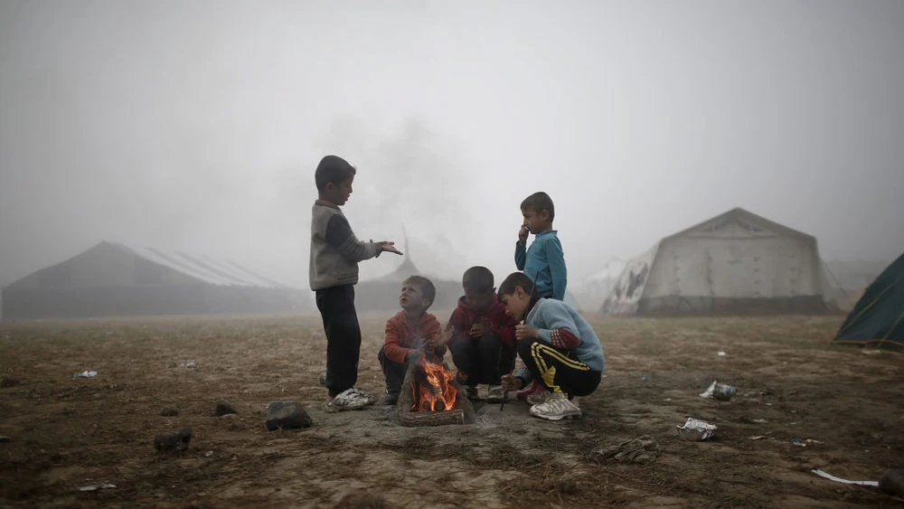 Varios niños en un campo de refugiados