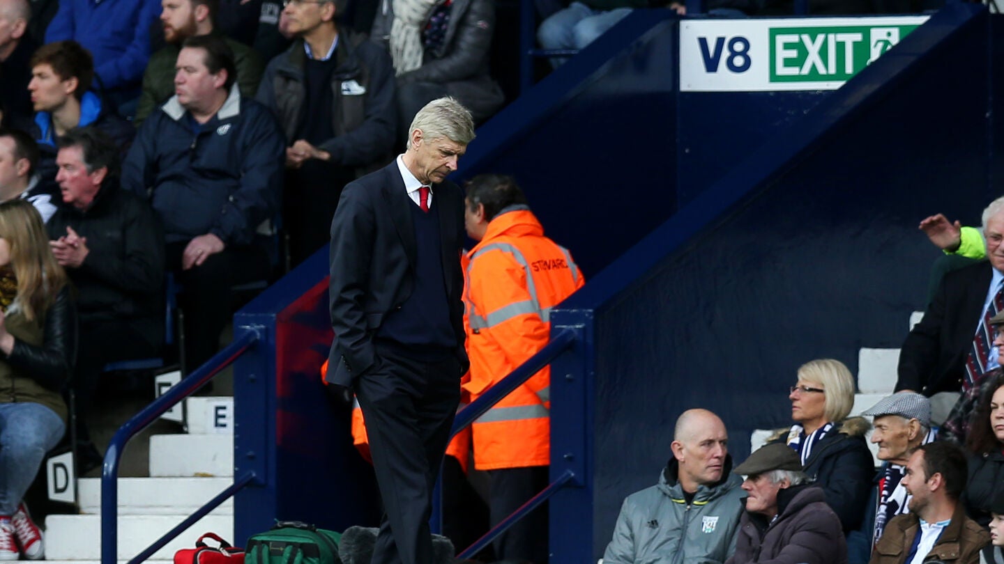 Wenger, cabizbajo tras una nueva derrota del Arsenal