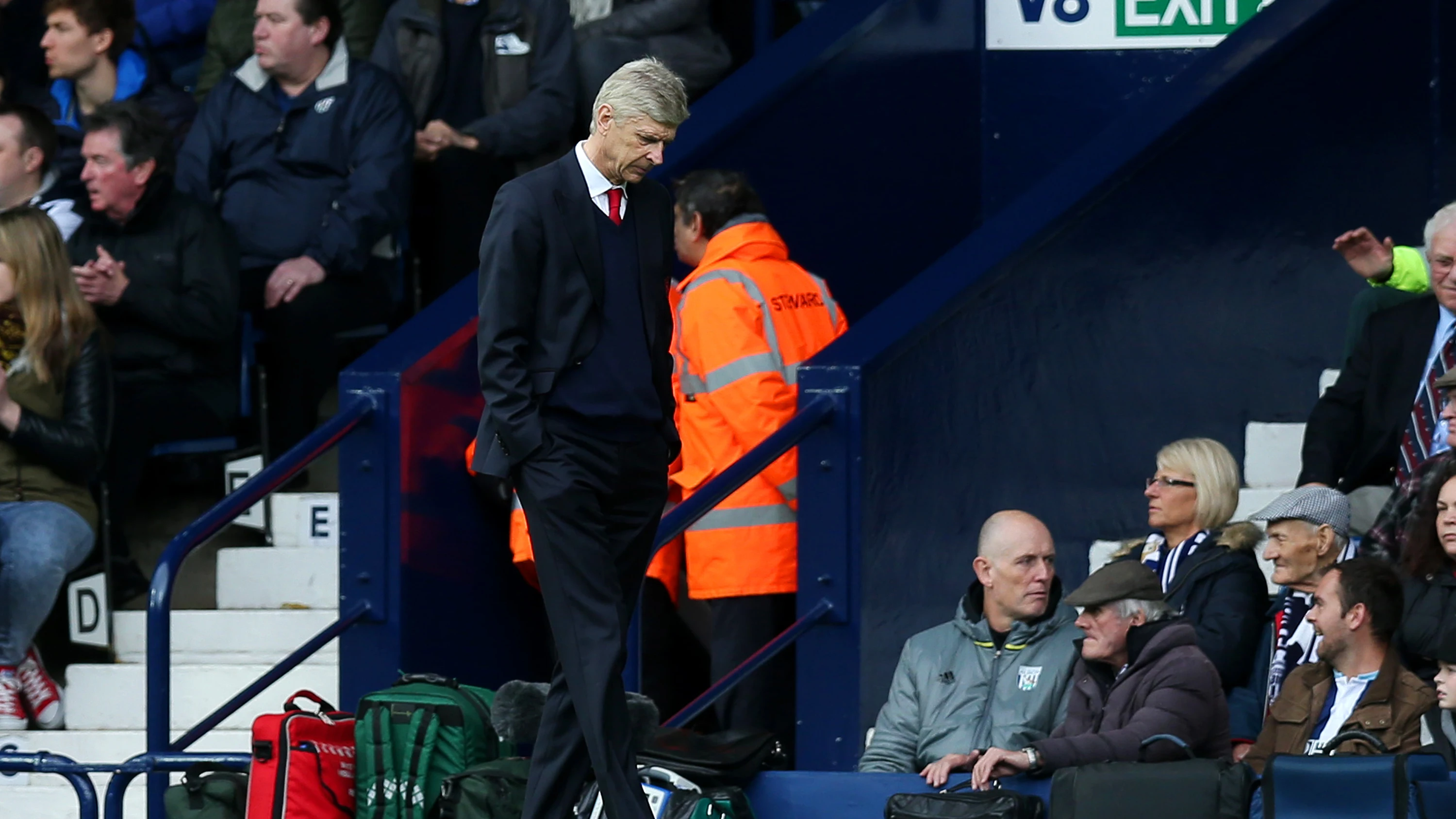 Wenger, cabizbajo tras una nueva derrota del Arsenal