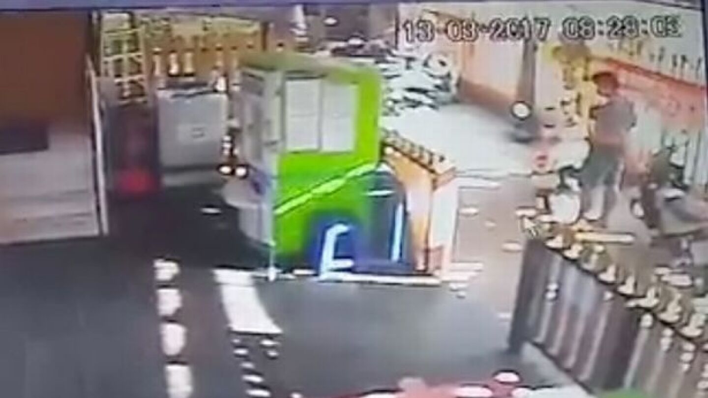 Graban a un hombre teniendo "relaciones sexuales" con una moto