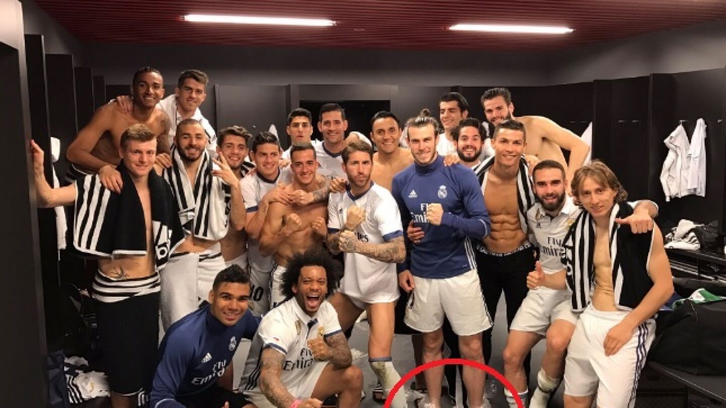 Bale, con hielo en los tobillos en el vestuario de San Mam&eacute;s