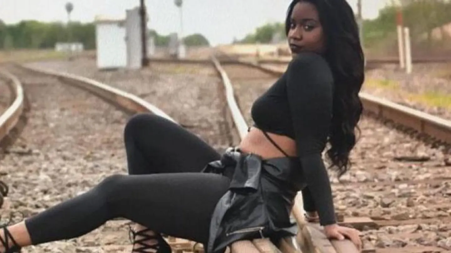 Fredzania Thompson, de 19 años, muere tras ser arrollada por un tren en Texas. Fredzania Thompson, de 19 años, muere tras ser arrollada por un tren en Texas.