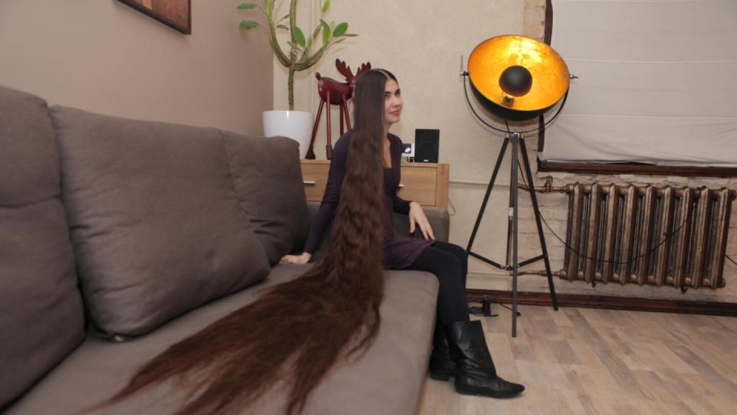 El pelo de una joven mide dos metros y pesa dos kilos