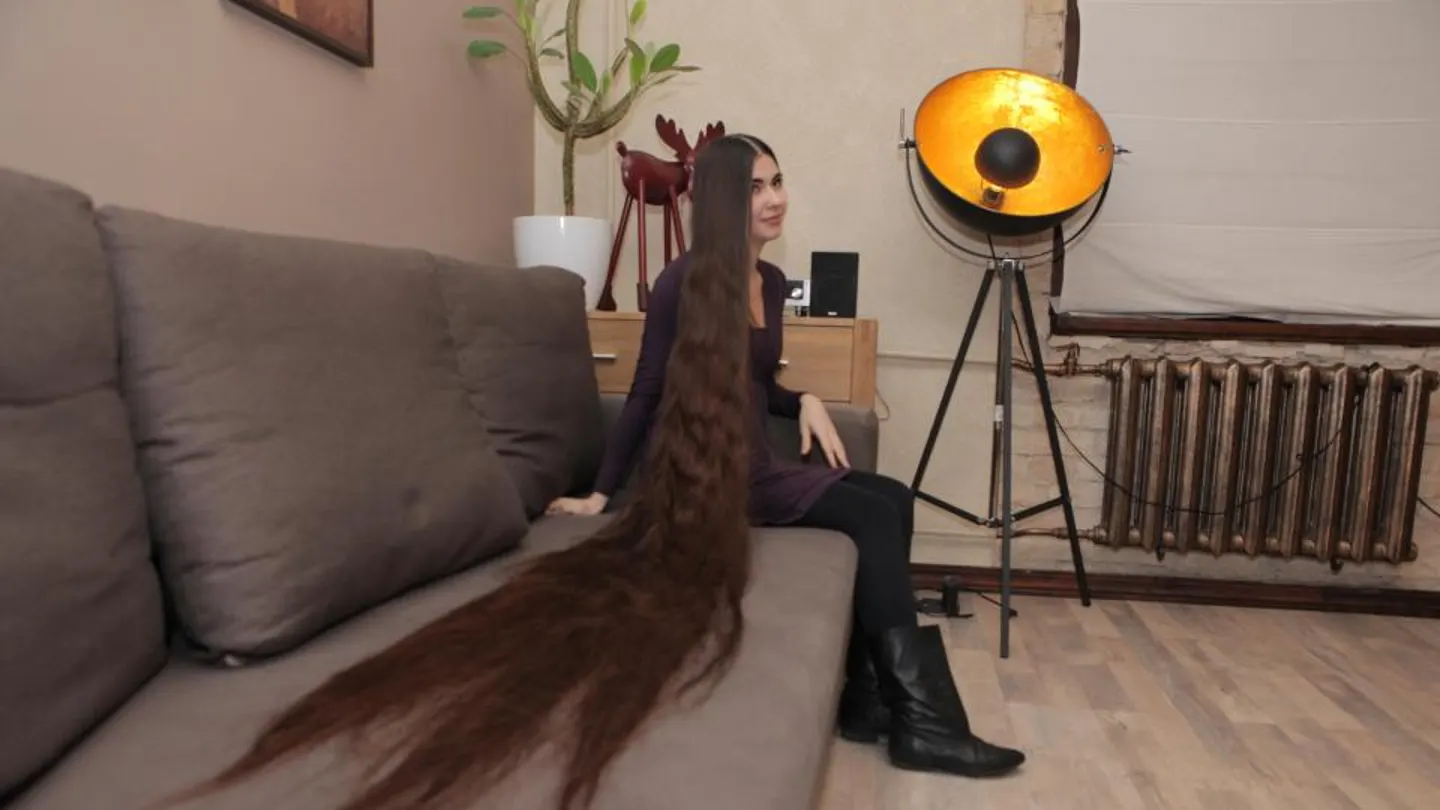 El pelo de una joven mide dos metros y pesa dos kilos El pelo de una joven mide dos metros y pesa dos kilos
