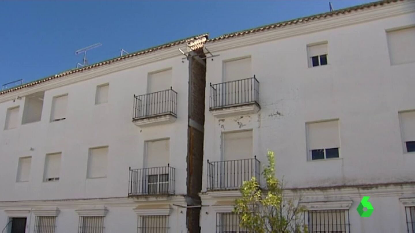 Unos 300 vecinos esperan una soluci&oacute;n desde hace seis a&ntilde;os a las grietas de sus casas en Arcos de la Frontera, C&aacute;diz