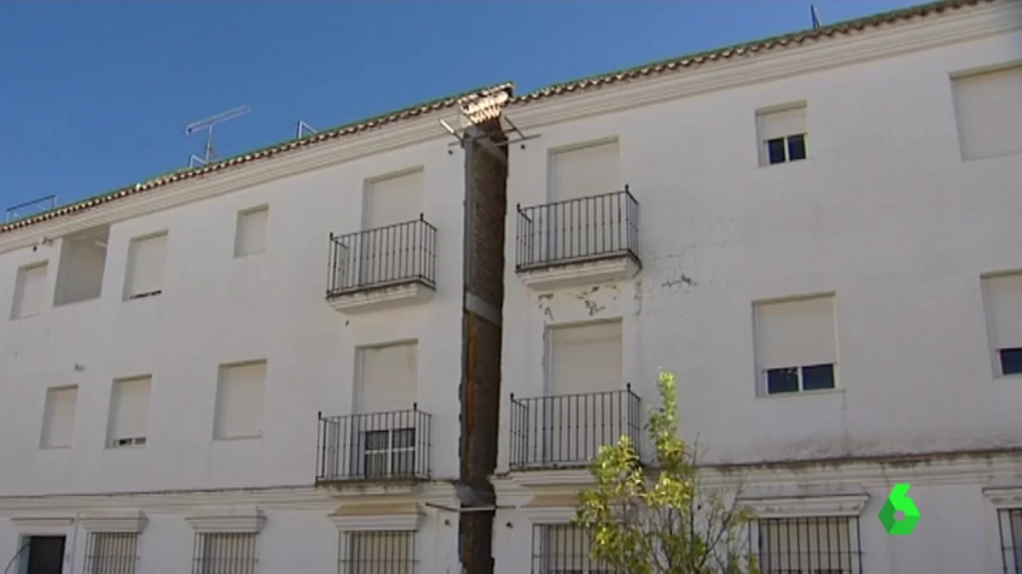 Unos 300 vecinos esperan una solución desde hace seis años a las grietas de sus casas en Arcos de la Frontera, Cádiz Unos 300 vecinos esperan una solución desde hace seis años a las grietas de sus casas en Arcos de la Frontera, Cádiz