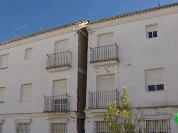 Unos 300 vecinos esperan una solución desde hace seis años a las grietas de sus casas en Arcos de la Frontera, Cádiz Unos 300 vecinos esperan una solución desde hace seis años a las grietas de sus casas en Arcos de la Frontera, Cádiz