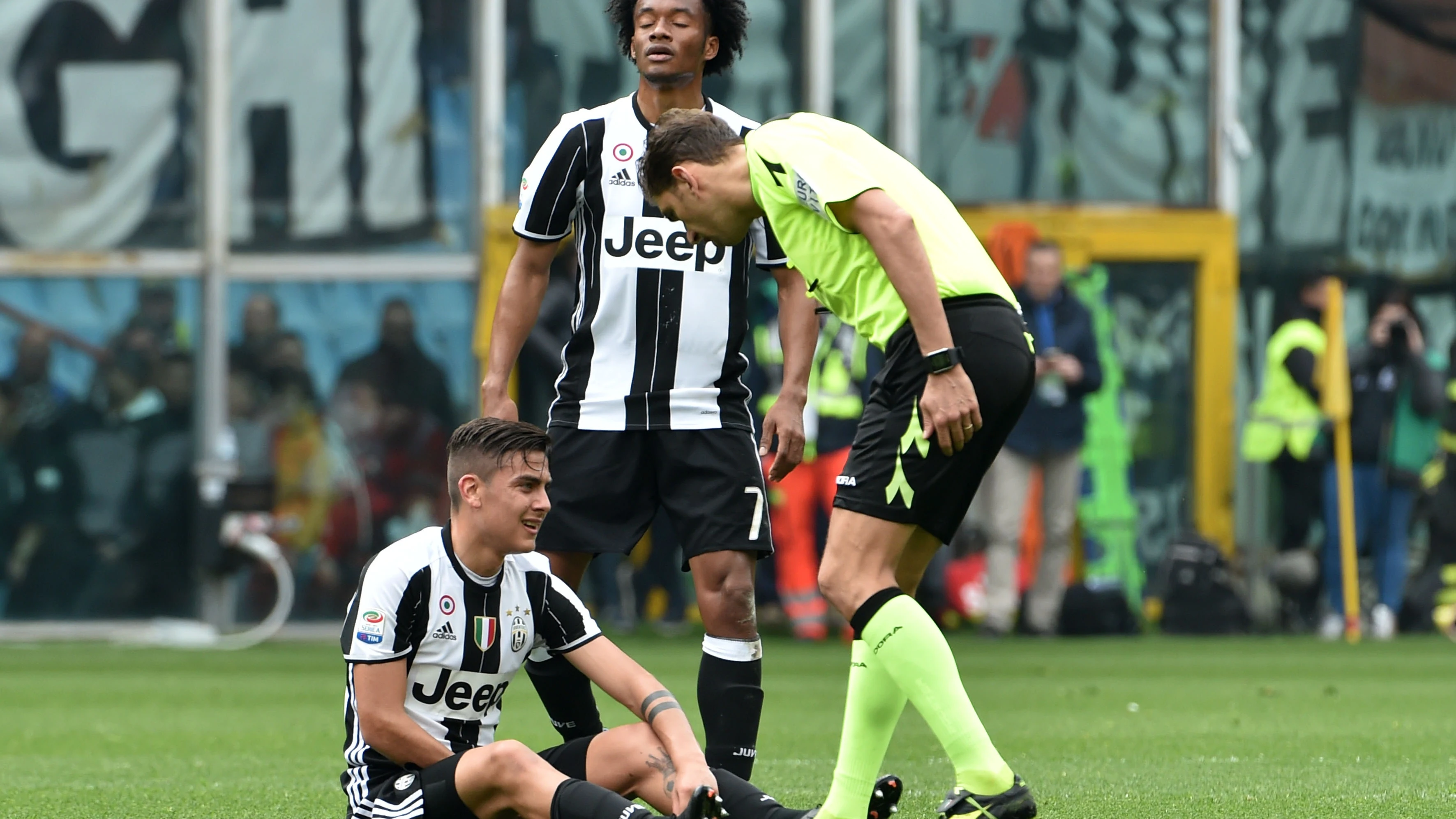 Dybala sentado en el terreno de juego