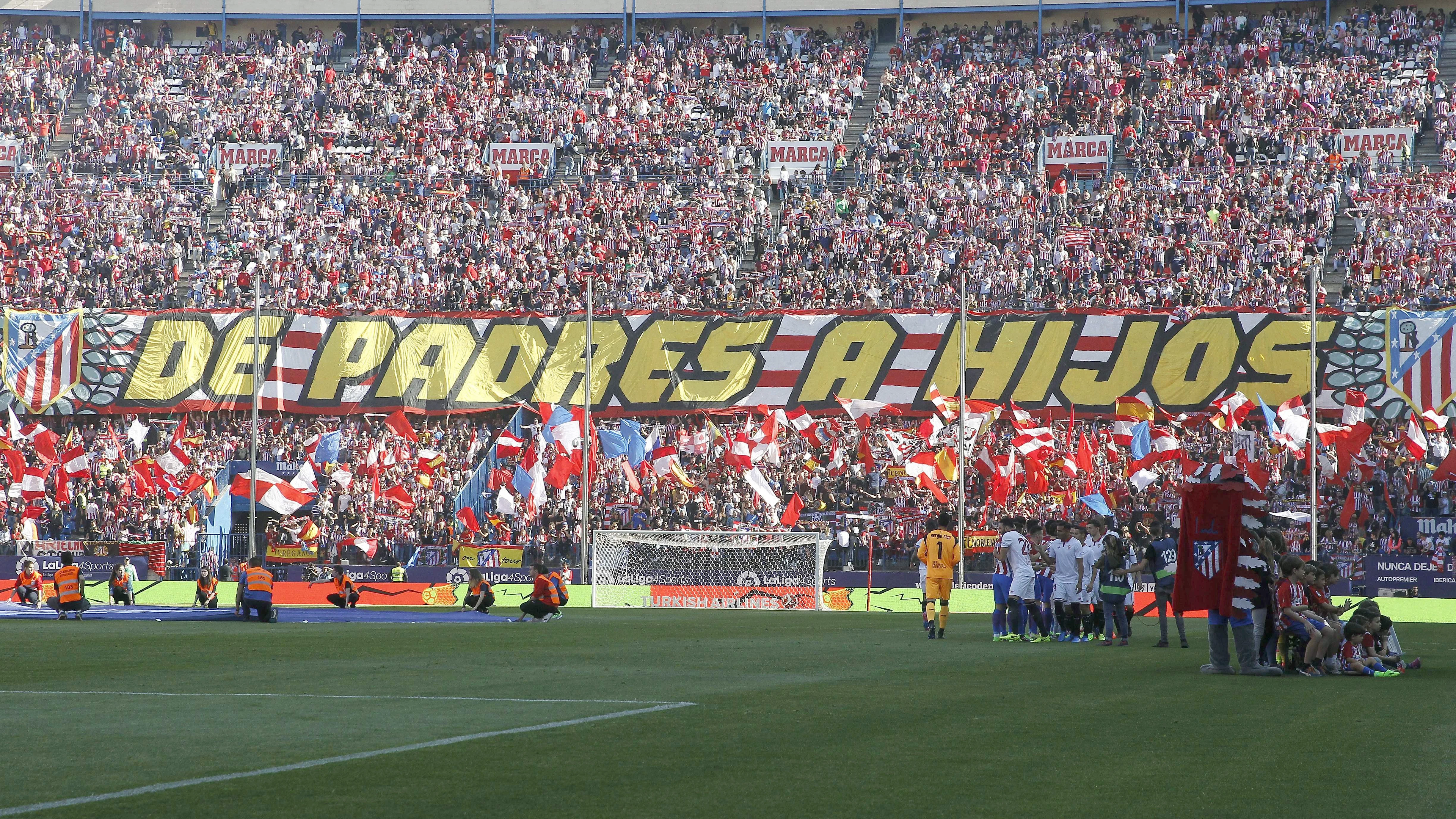 Pancarta en la grada del Calderón con motivo del Día del Padre Pancarta en la grada del Calderón con motivo del Día del Padre