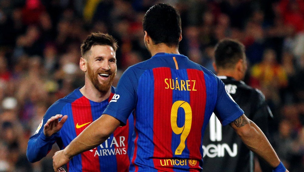 Leo Messi y Luis Suárez celebran un gol ante el Valencia