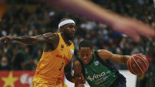 Terry Smith intenta avanzar ante la oposici&oacute;n de Tyrese Rice