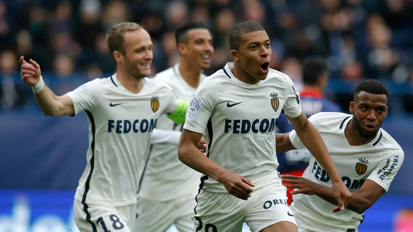 Mbappé celebrando un gol con sus compañeros Mbappé celebrando un gol con sus compañeros